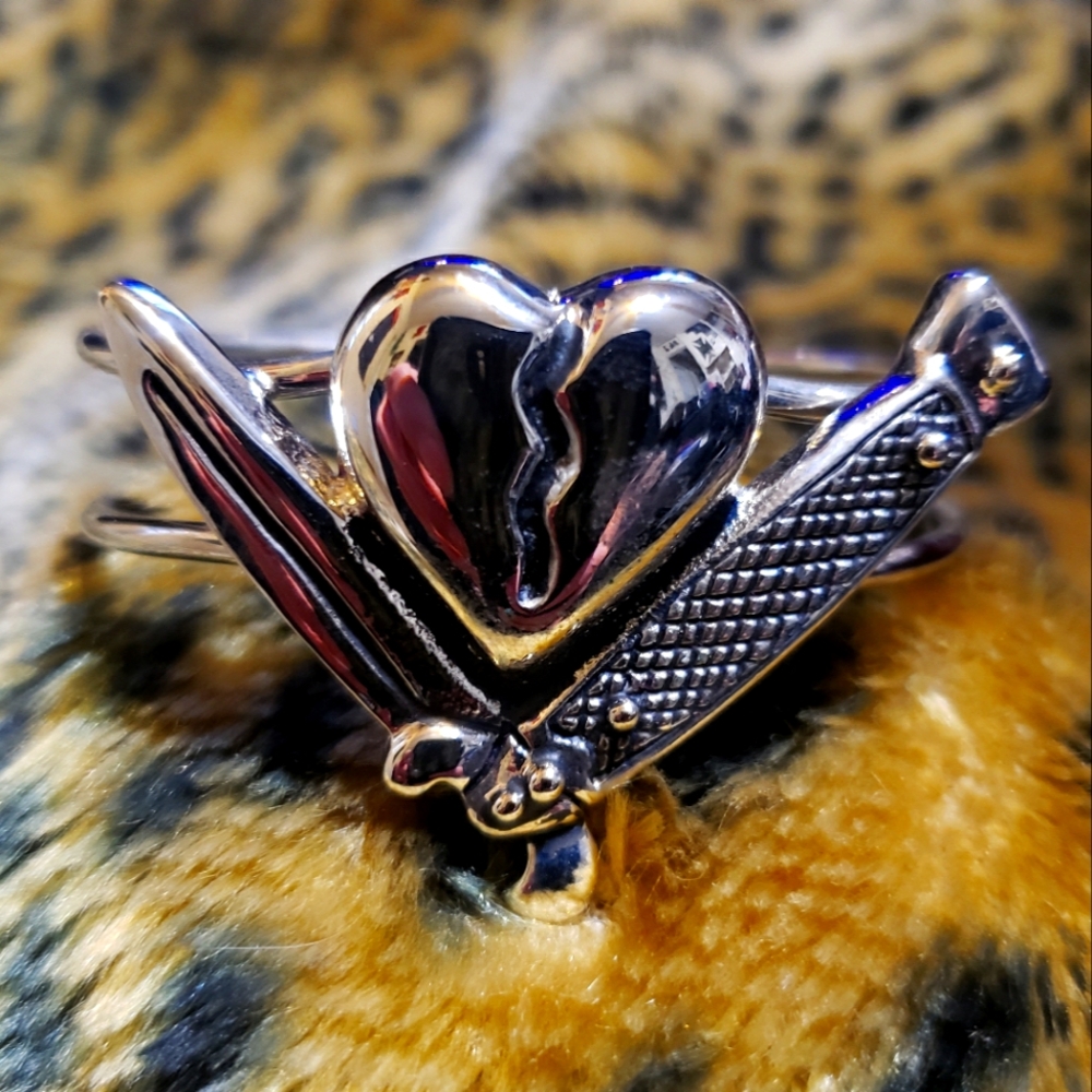 VINTAGE ROCK REBEL SWITCHBLADE BROKEN HEART BRACELET CUFF HOT TOPIC SILVER Rock